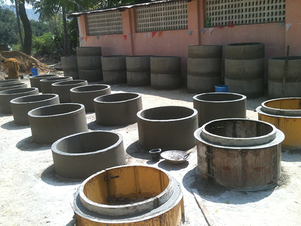 आश्चर्यम ! गावात एकाच विहिरीतून यायला लागलं गरम पाणी, अचानकपणे घडलेल्या  प्रकारामुळे तर्कवितर्कांना उधाण - Marathi News | Hot water coming out from  well of Akoli ...